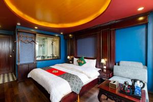 ein Schlafzimmer mit einem großen Bett und einer runden Decke in der Unterkunft Sapa House Hotel in Sa Pa
