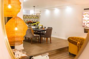 - une salle à manger avec une table et des chaises dans l'établissement The Ivy Apartments Franschhoek, à Franschhoek