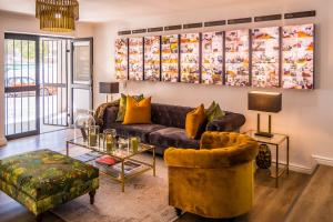 un soggiorno con divano e tavolo di The Ivy Apartments Franschhoek a Franschhoek