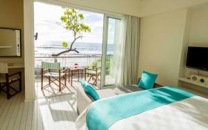 Кровать или кровати в номере Holiday Inn Resort Kandooma Maldives - Kids Stay & Eat Free and DIVE FREE for Certified Divers for a minimum 3 nights stay +37 фотографий