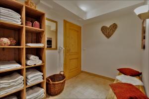 Habitación con armario con toallas y un corazón en la pared. en Gasthof Arracher Hof, en Arrach