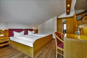 Кровать или кровати в номере Gasthof Arracher Hof