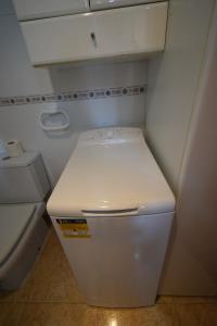 a small bathroom with a white toilet and a sink at Miramar Playa II- Fincas Arena in Benidorm