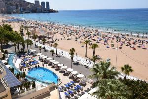 a beach with umbrellas and a crowd of people at Miramar Playa II- Fincas Arena in Benidorm