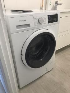 トレモリノスにあるSailor Apartmentsの白い洗濯機