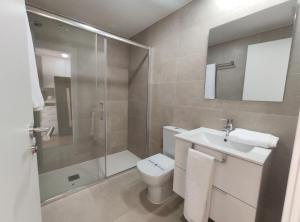 y baño con aseo, ducha y lavamanos. en Apartamentos Atempo Aranjuez, en Aranjuez