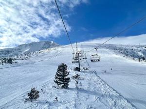 Ground floor 2-bedrooms, 2-bathrooms apartment near Bansko in a complex with pools and SPA included v zimě