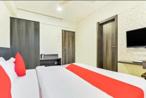 Un pat sau paturi într-o cameră la HOTEL SHARADA INTERNATIONAL