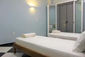 Posteľ alebo postele v izbe v ubytovaní Minas apartment 2mins walking from Stoupa beach, UPGRADED Wi-Fi