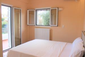 Posteľ alebo postele v izbe v ubytovaní Minas apartment 2mins walking from Stoupa beach, UPGRADED Wi-Fi