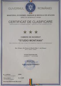 un certificado de título falso está en un portapapeles en Studio Montana, en Poiana Brasov