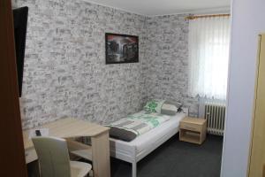 Säng eller sängar i ett rum på Gasthaus Zur Sonne