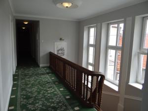 um corredor com um banco de madeira e janelas em Hotel Wkra em Dzialdowo