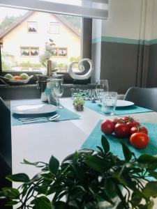 una mesa de comedor con tomates en la mesa en FeWo194-Mint Im Herzen von Adenau/Nürburgring, en Adenau