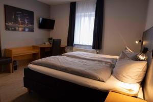 
Ein Bett oder Betten in einem Zimmer der Unterkunft Hotel Rendsburg

