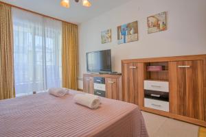Postel nebo postele na pokoji v ubytování Cozy One-Bedroom apartment with Nature View by Flat Mаnager