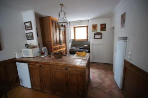 cocina con encimera de madera en una habitación en Chez Jean Pierre - Couple room in a 17th century house - n 1, en Villar-dʼArène