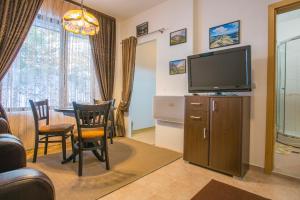 TV a/nebo společenská místnost v ubytování Cozy One-Bedroom apartment with Nature View by Flat Mаnager
