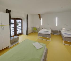Posteľ alebo postele v izbe v ubytovaní Hi Hostel Stara Pekara Osijek