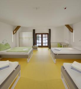 Un pat sau paturi într-o cameră la Hi Hostel Stara Pekara Osijek