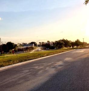 uma estrada vazia com uma pessoa a brincar com uma mangueira de água em Duplex Boulevard D em Viedma