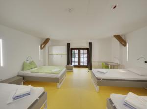 Posteľ alebo postele v izbe v ubytovaní Hi Hostel Stara Pekara Osijek