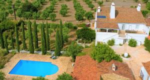 una vista aérea de una casa con piscina en Assumar Country House en Assumar