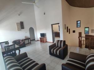 Ruang duduk di Green Village Negombo