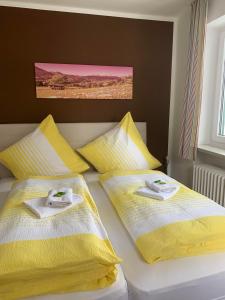 Postel nebo postele na pokoji v ubytování Hotel Pension Schwansee