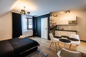 Ein Sitzbereich in der Unterkunft Przystanek Babia Apartamenty