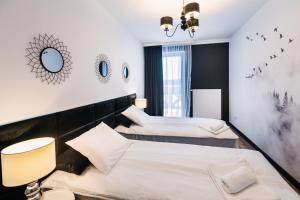Ein Bett oder Betten in einem Zimmer der Unterkunft Przystanek Babia Apartamenty