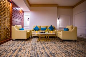 - un salon avec deux canapés et une table dans l'établissement Le Park Concord Hotel & Resident Najran, à Najran