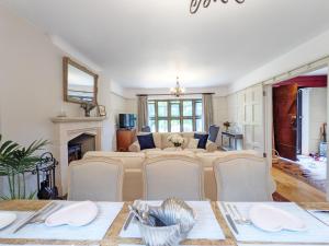 ein Wohnzimmer mit einem Tisch und einem Sofa in der Unterkunft York House, Aldwick in Bersted