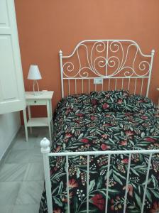 a bedroom with a bed with a black and red blanket at Apartamento San Miguel Caballeros in Jerez de la Frontera