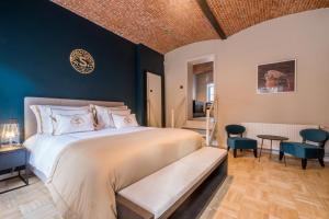 1 dormitorio con 1 cama grande y paredes azules en B&B Sterckxhof, en Meise