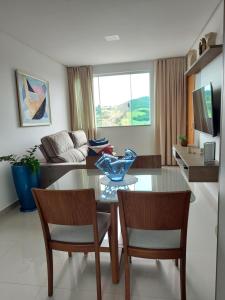 a living room with a table and two chairs at Quarto da GABI in Capitólio