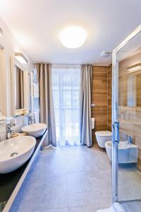 Koupelna v ubytování Hotel a restaurace U Vychopňů + 37 fotografií