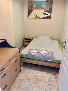 um pequeno quarto com uma cama e uma cómoda em 19 Im Herrenfeld em Burgen
