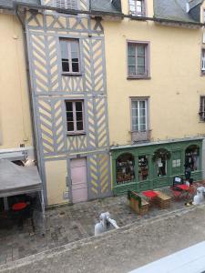 um edifício com uma frente de loja com animais à frente em L'imprimerie, charmant pied à terre, tout confort em Rennes