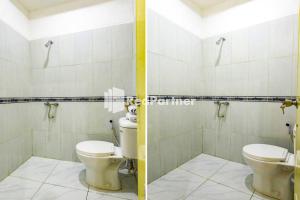 uma casa de banho com dois WC num quarto em Ben Hill Bromo at Desa Wisata Bromo em Probolinggo