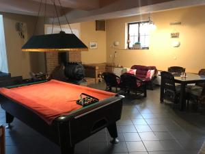 Biliardový stôl v ubytovaní Pension Aura Špičák, některé pokoje se saunou