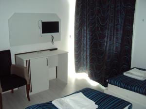 Ein Bett oder Betten in einem Zimmer der Unterkunft Teos Hotel