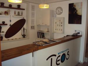Кухня или мини-кухня в Teos Hotel
