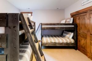 two sets of bunk beds in a room at Mountain Sky in Granby