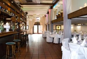 a dining room with white tables and chairs at Einhaus Jägerhof in Dorsten