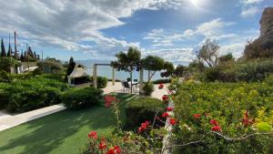 Κήπος έξω από το Villa Christina Luxury