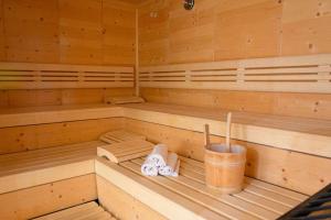 eine Sauna mit einem Paar Schuhe und einem Getränk in der Unterkunft Wallackhaus RegioJet Hotels in Heiligenblut