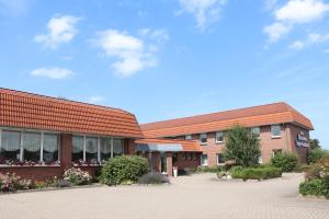 a brick building with windows on the side of it at Hotel Störtebeker in Biendorf