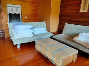 un soggiorno con due sedie e un divano di Peach Holiday Manoranor a Hualing