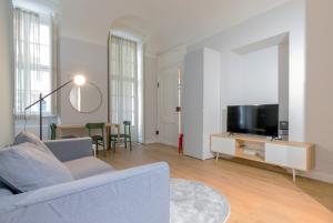 a living room with a couch and a tv at Top Living Apartments - Torino Centro in Turin